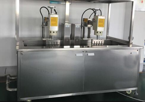 清洗能力：該設(shè)備可同時(shí)清潔4個(gè)噴絲頭。清潔方法：用喇叭諧振器進(jìn)行清潔，噴絲板在所有清潔時(shí)間內(nèi)都在旋轉(zhuǎn)。喇叭諧振器安裝在清洗槽的上部下方，用于清洗工件的上表面。由于喇叭底部和工件頂部表面之間的尺寸很?。? src=