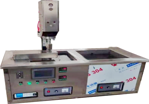 產(chǎn)品性能：1.該機(jī)采用聚能型超聲波發(fā)生器，具有清洗振幅大，穿透力強(qiáng)等性能；2.能充分去掉針面毛剌及針管內(nèi)異物；3.振子游動(dòng)距離及游動(dòng)速度均無(wú)級(jí)可調(diào)；4.鈦合金振子，經(jīng)久耐用；5.整機(jī)采取孩腐蝕、防銹措